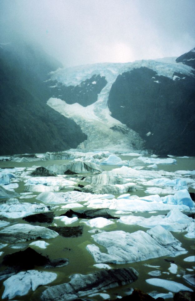 NP Torres del Paine, Lago Perros, skoro celé zamrzlé