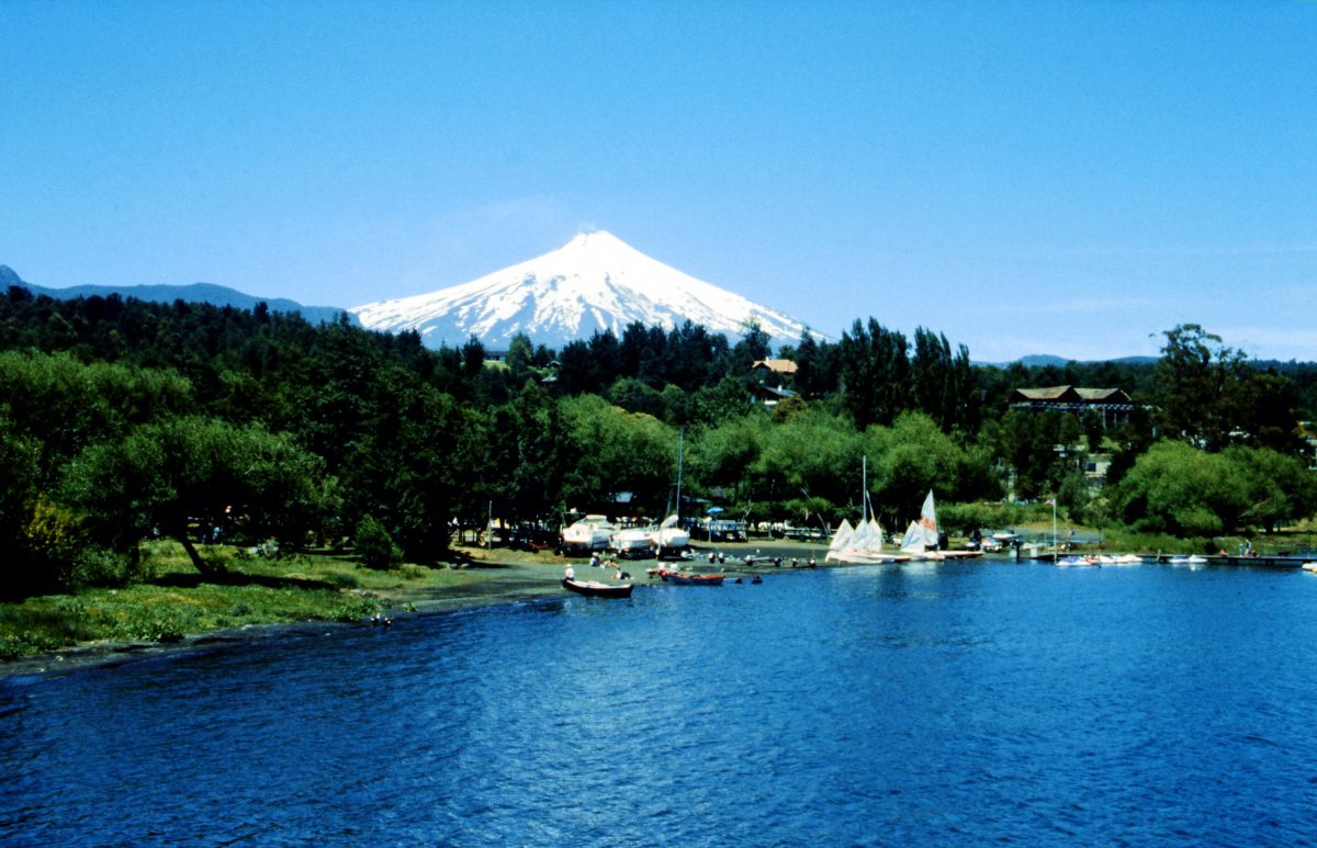 Činná sopka Villarica (2847 m) z Puconu