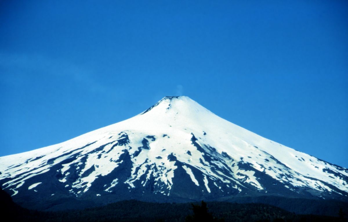 Činná sopka Villarica (2847 m) z Puconu