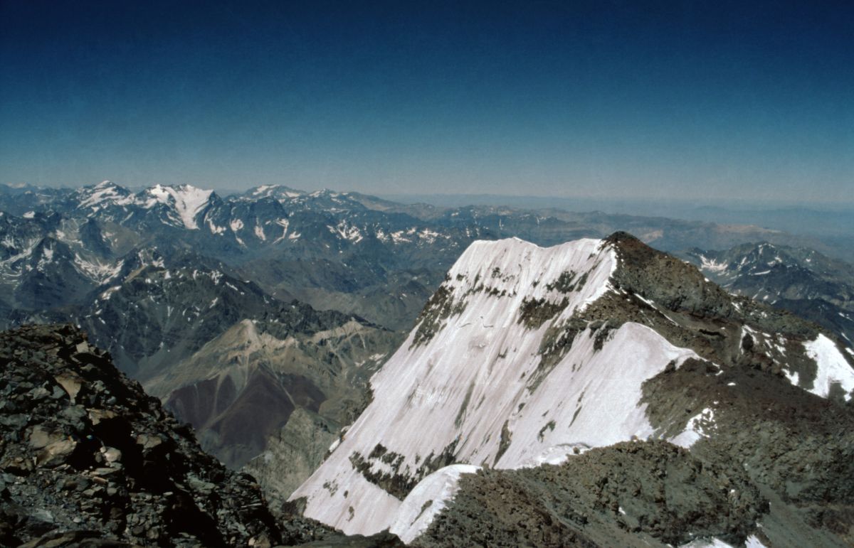 Aconcagua, sedlo mezi severním a jižním vrcholu