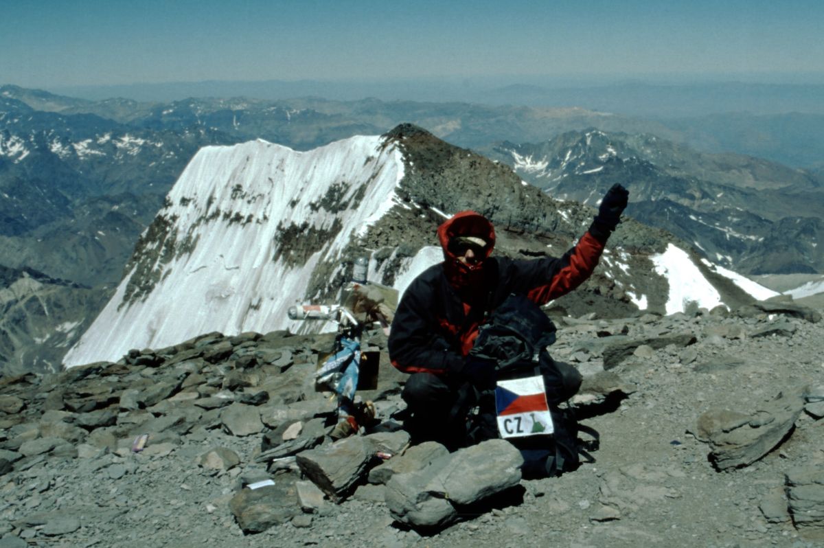 Na vrcholu Aconcaguii (6959 m), za Pavoukem jižní stěna