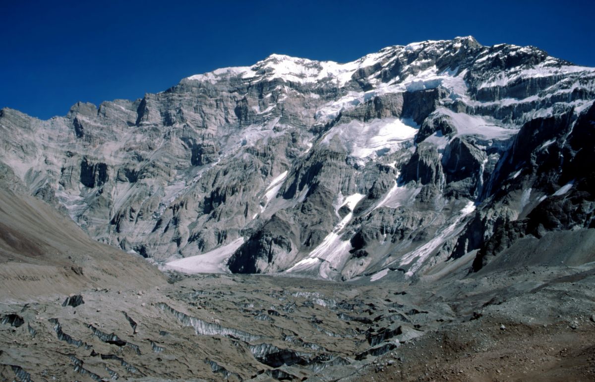 Aconcagua ze tzv. jižního tábora a obrovská výlezová stěna