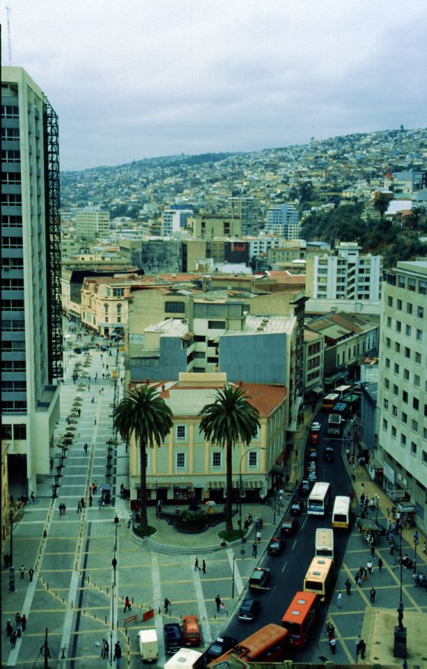 Valparaíso, věžák v úplném centru, na pláži