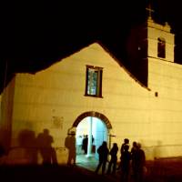 Popis: městečko San Pedra de Atacama v poušti, kostel