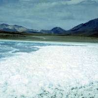 Popis: Laguna Verde, vysrážená sůl na břehu
