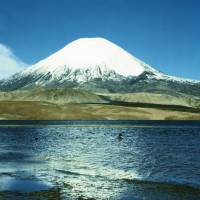 Popis: Lago Chungará (4500 m) a hora Parinacota (6350 m)
