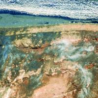 Popis: Na vrcholu Villariky, pohled do kráteru - plyny stoupají