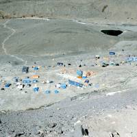 Popis: Z úbočí pohled na plný základní tábor