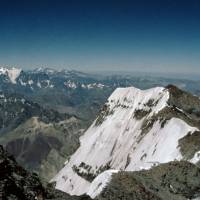 Popis: Aconcagua, sedlo mezi severním a jižním vrcholu