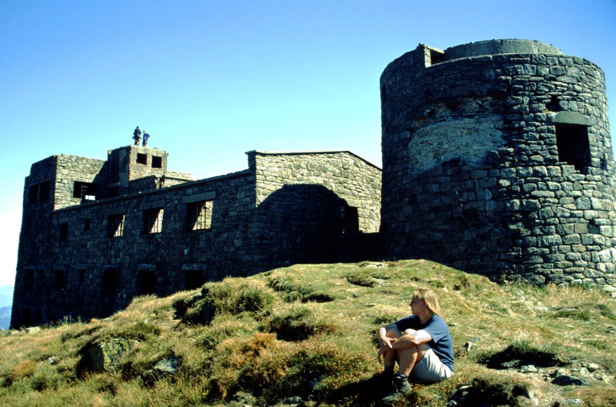 Pop Ivan, vrchol (2022 m), zbytky observatoře