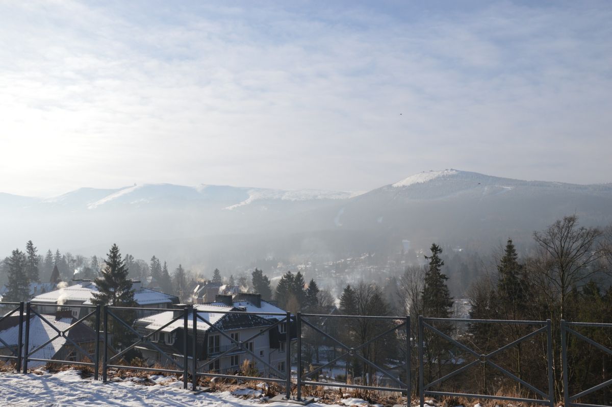 Krkonoše ze severu, od Sklářská Poruba (Szklarska Poręba); bohužel mraky