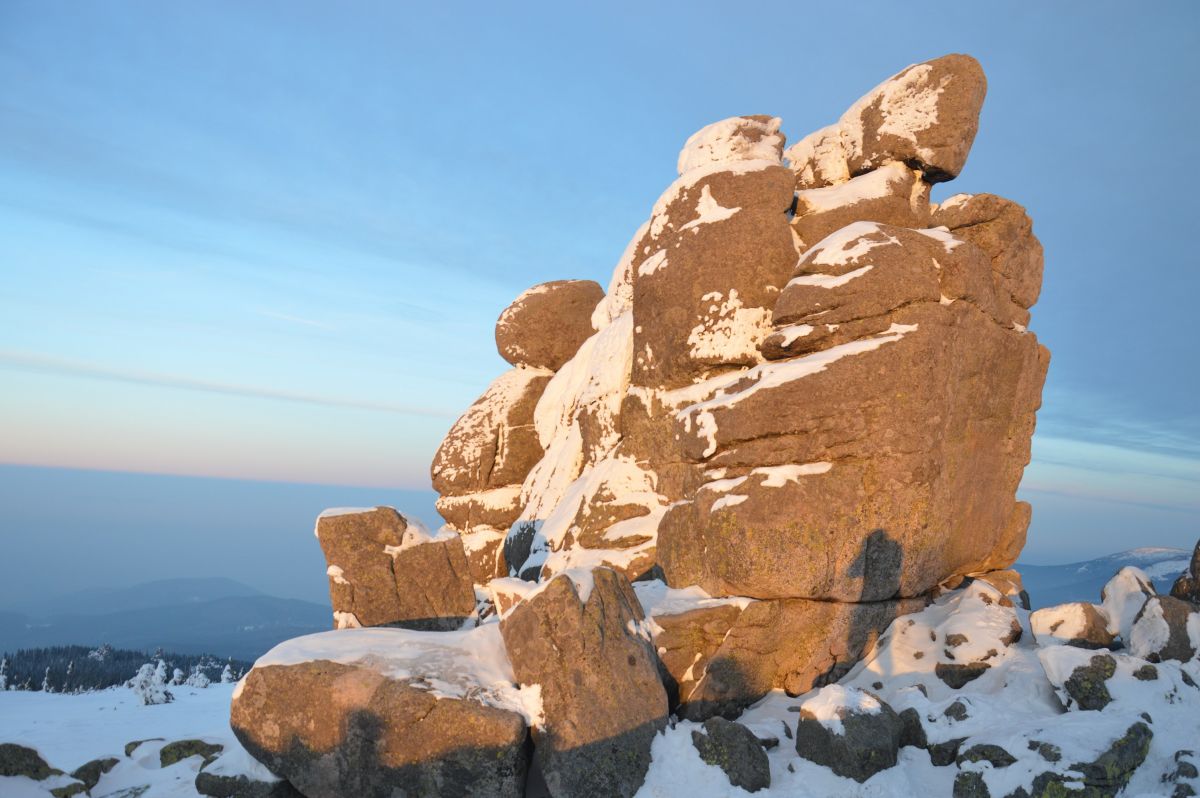 Při západu slunce vykouklo slunce na Poledních Kamenech