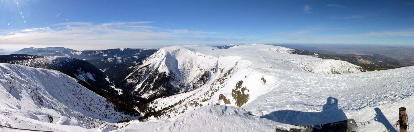 Z vrcholu Sněžky, vlevo vzadu Černá hora, uprostřed Studniční a Luční hora.
