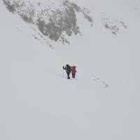 Popis: Janča a Léňa stoupají na planinu Totes Gebirge