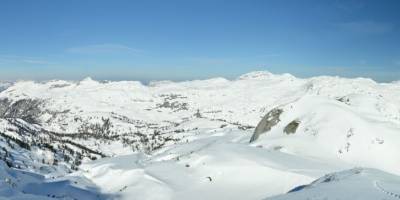 Popis: Grosser_Gsollberg, vlevo Dachstein, vpravo nejvyšší partie Totes Gebirge