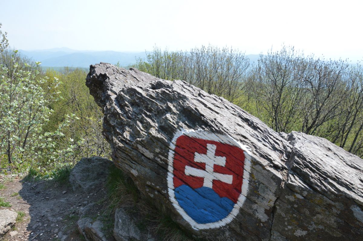 Na Veľkém Inovci (901 m), nejvyšší bod pohoří. Výhled k východu a k jihu.