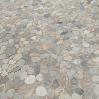Popis: Burghausen, nádherná dlažba z půlených kamenů