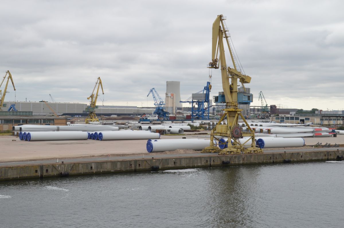Přístav v Rostocku, montování větrných turbín