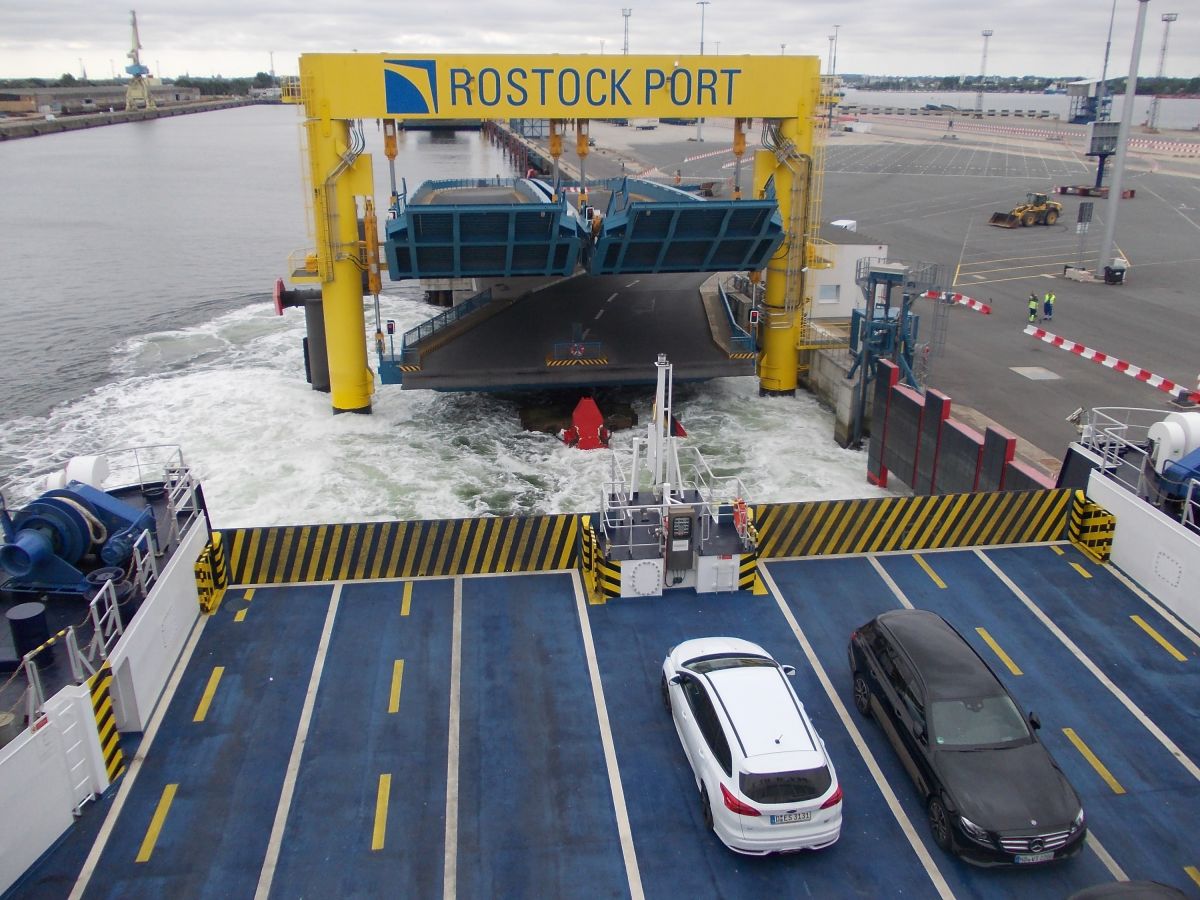 Rostock, trajekt odplouvá do Dánska