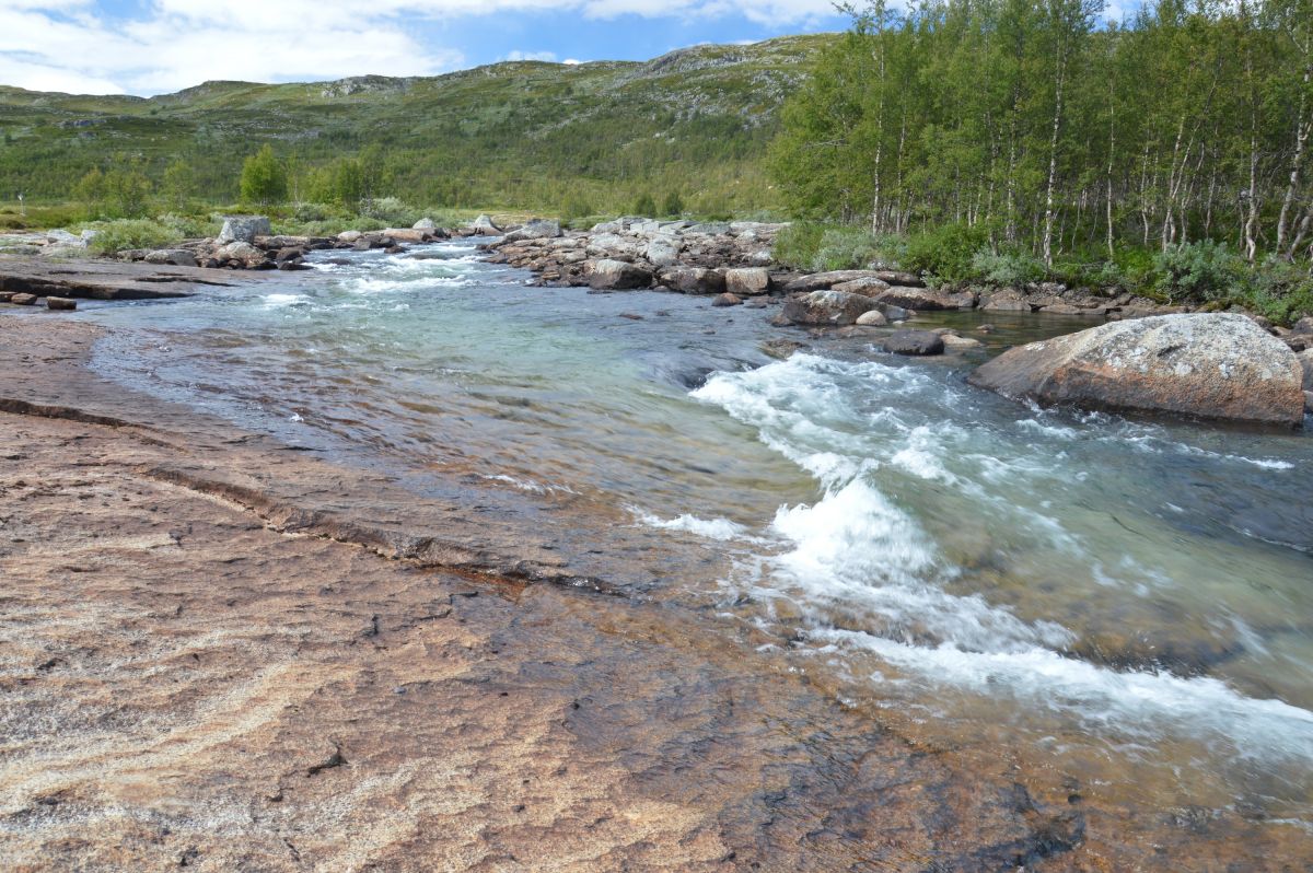 Řeka Veig teče přímo o skalnatých prazích (pitná voda)