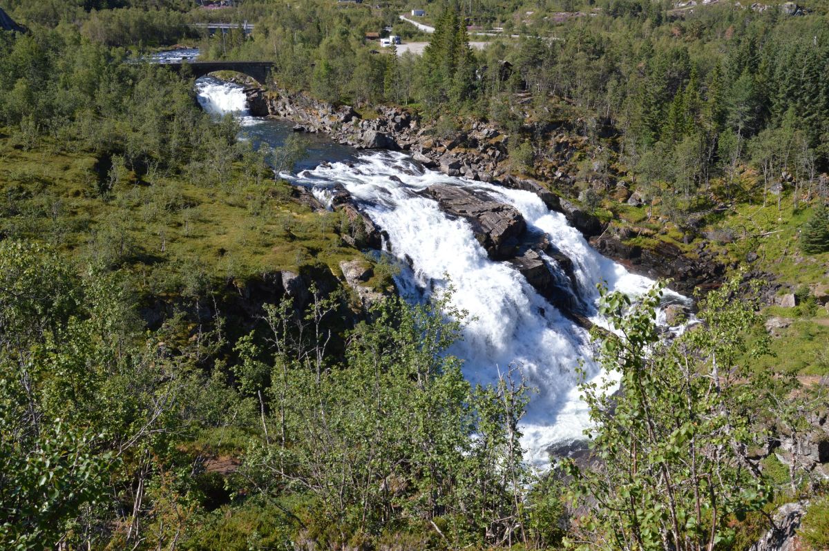 Profláklý, ale pěkný vodopád Voringsfossen