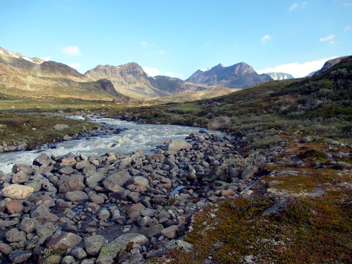 Nádherné údolí Memurudalen nad jezerem Gjedne