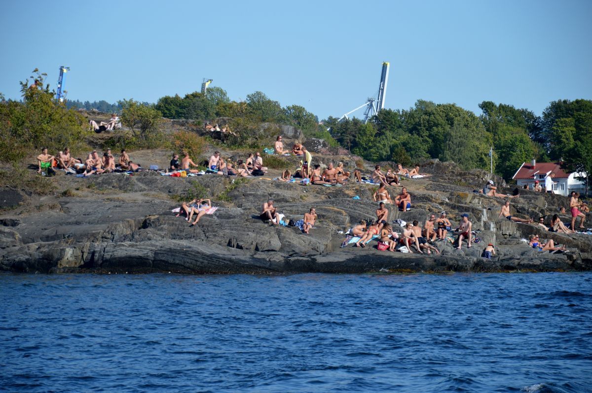 Cestou z Langøyene, lidi na dalších ostrůvkách