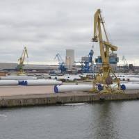 Popis: Přístav v Rostocku, montování větrných turbín