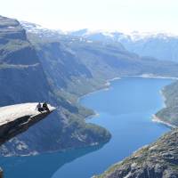 Popis: Trolltunga a přehrada Ringedalsvatnet