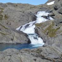 Popis: Sníh, kameny, voda