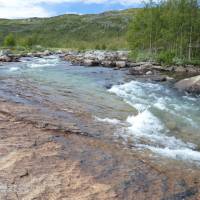 Popis: Řeka Veig teče přímo o skalnatých prazích