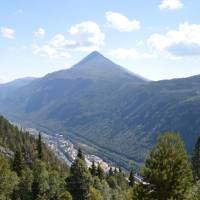 Popis: Městečko Rjukan a hora Gaustatoppen