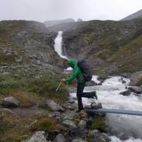 Popis: Údolí Russvatnet, cesta v dešti