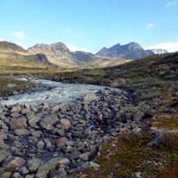 Popis: Nádherné údolí Memurudalen nad jezerem Gjedne