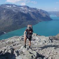 Popis: Bessegen, ikonické místo norské turistiky