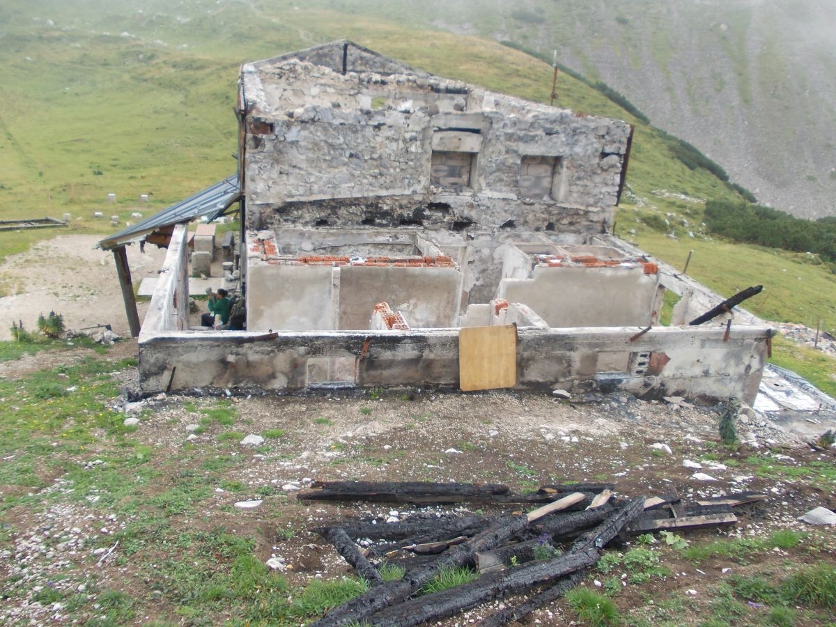Vyhořelá chata na planině Korošica