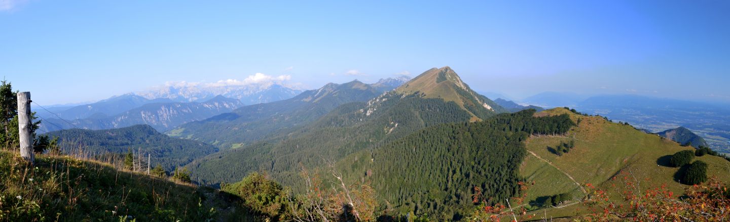 Sedlo Kočna, pohled na západní část Karavanek (vlevo vzadu Julské Alpy)