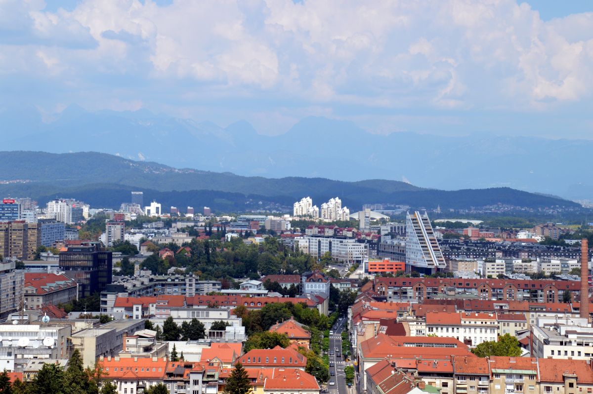 Lublaň, vzadu asi Kamnicko-Savinjské Alpy