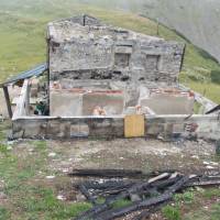 Popis: Vyhořelá chata na planině Korošica