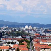 Popis: Lublaň, vzadu asi Kamnicko-Savinjské Alpy