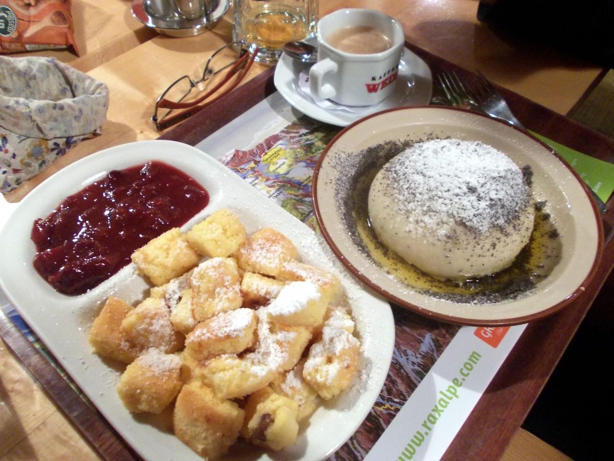 Císařský trhanec (vlevo) a rakouský pařený knedlík (sladký a plněný) (vpravo)