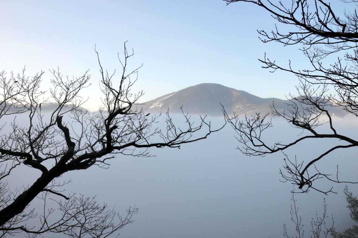 Výstup od Starého hradu, těsně nad mraky, vzadu Lučanská Fatra