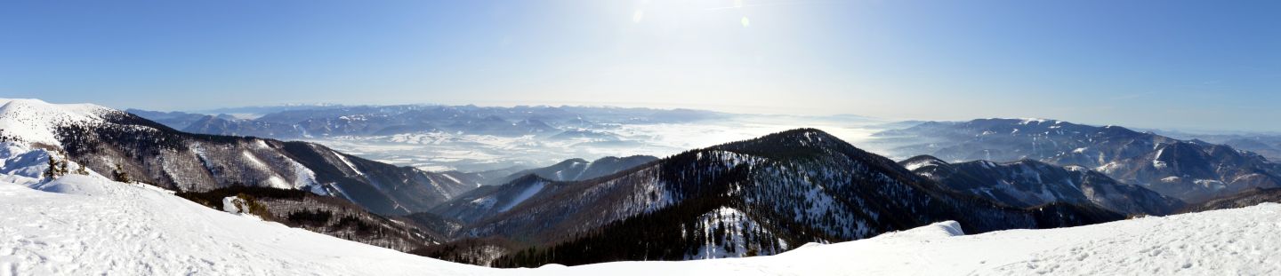 Ze Suchého vrchu; vlevo Nízké Tatry, uprostřed Velká Fatra, vpravo Lučanská Fatra