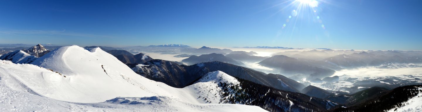 Na Chlebu; vlevo Babí Hora, spíše vlevo Západní Tatry a Velký Choč, spíše vpravo Nízké Tatry, vpravo Velká Fatra