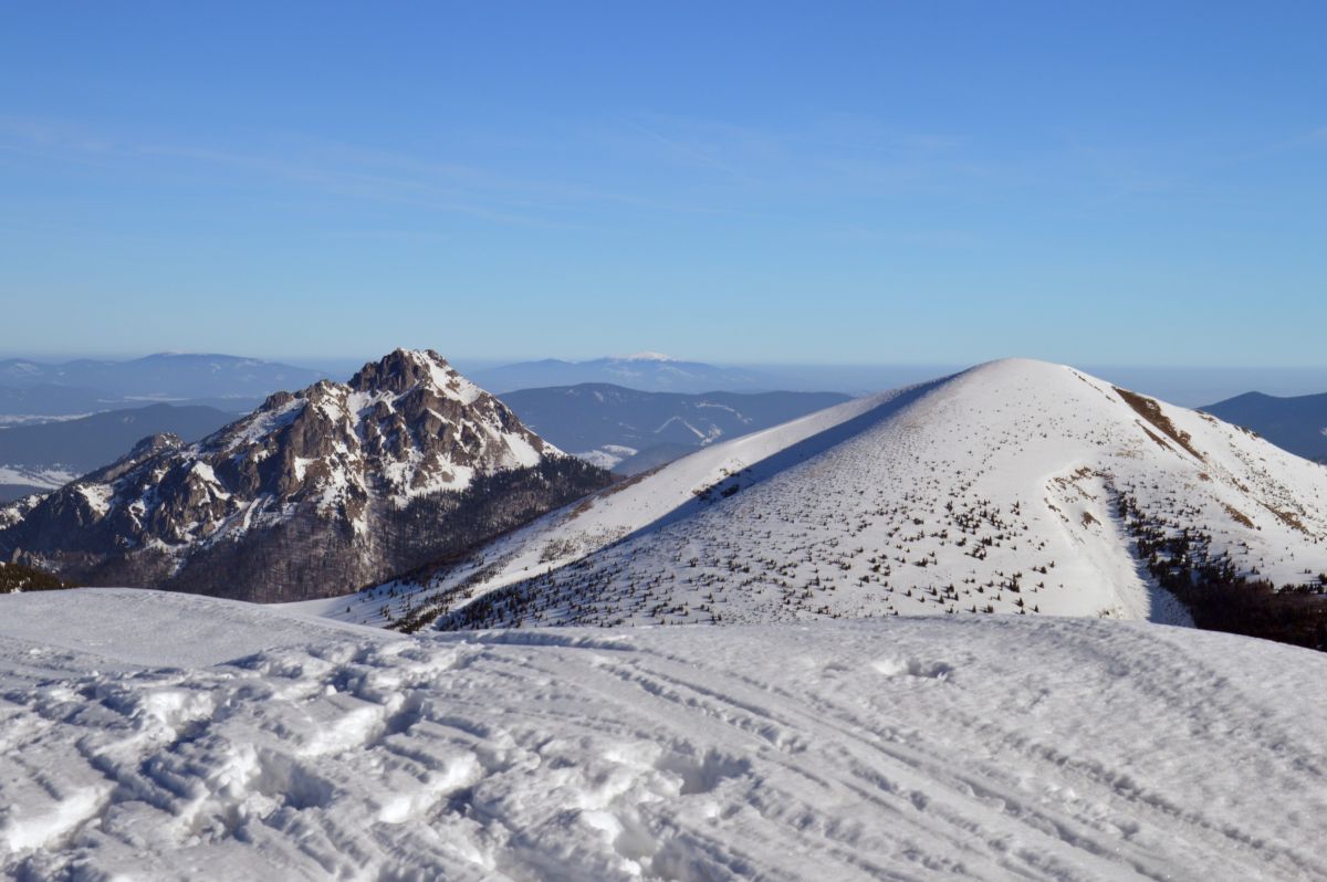 Velký Rozsutec a Stoh, vzadu zasněžená Velká Baba (Orava)