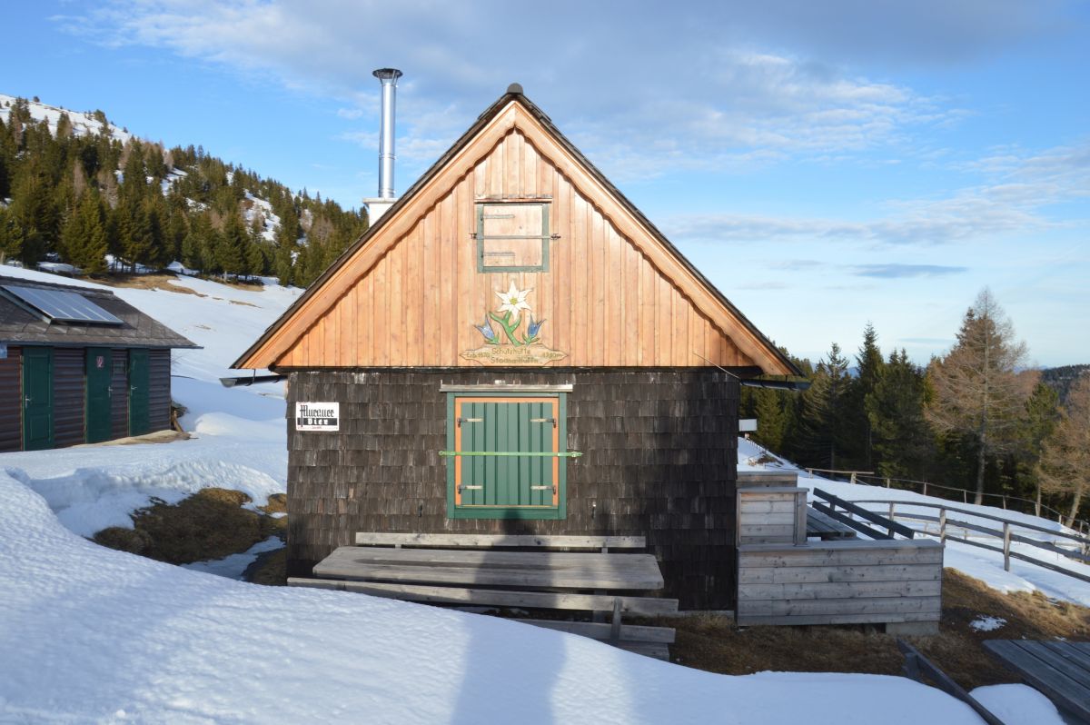 Zavřená chata Stoanahütte, využili jsme jen lavičky, stoly, židle....