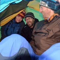 Popis: Ráno, ve stanu se mačká Lenka, Radek a Koudy