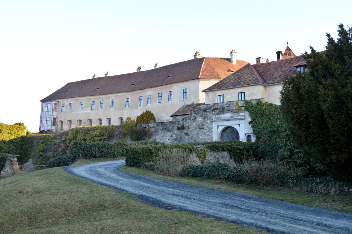 Hrad Bernstein ve stejnojmenném městečku Günser Gebirge