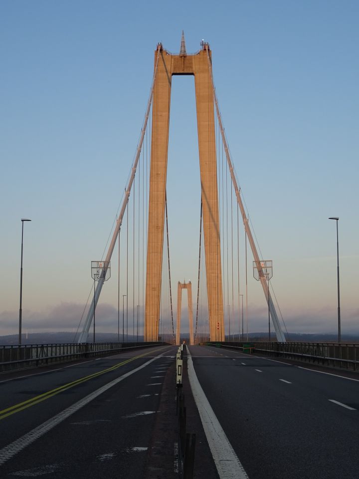 Na mostě Höga Kusten při východu slunce