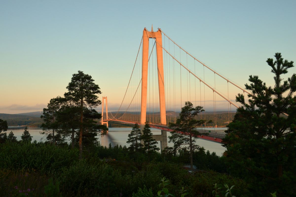 Most Höga Kusten při východu slunce
